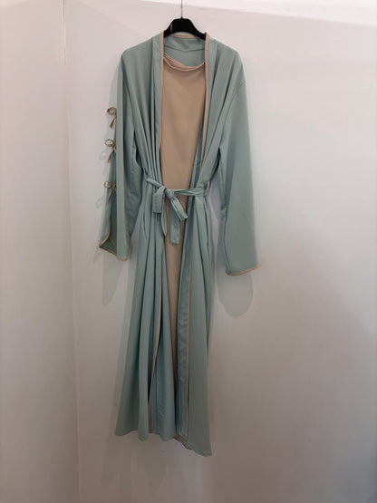 Ensemble abaya fluide ceinturée avec finitions et robe assorti