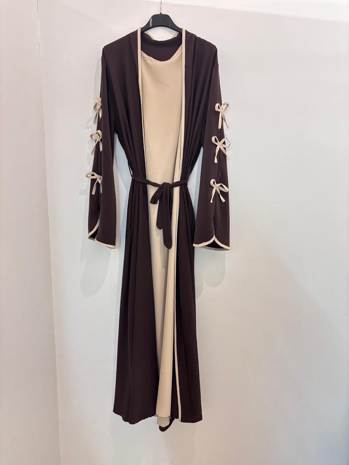 Ensemble abaya fluide ceinturée avec finitions et robe assorti