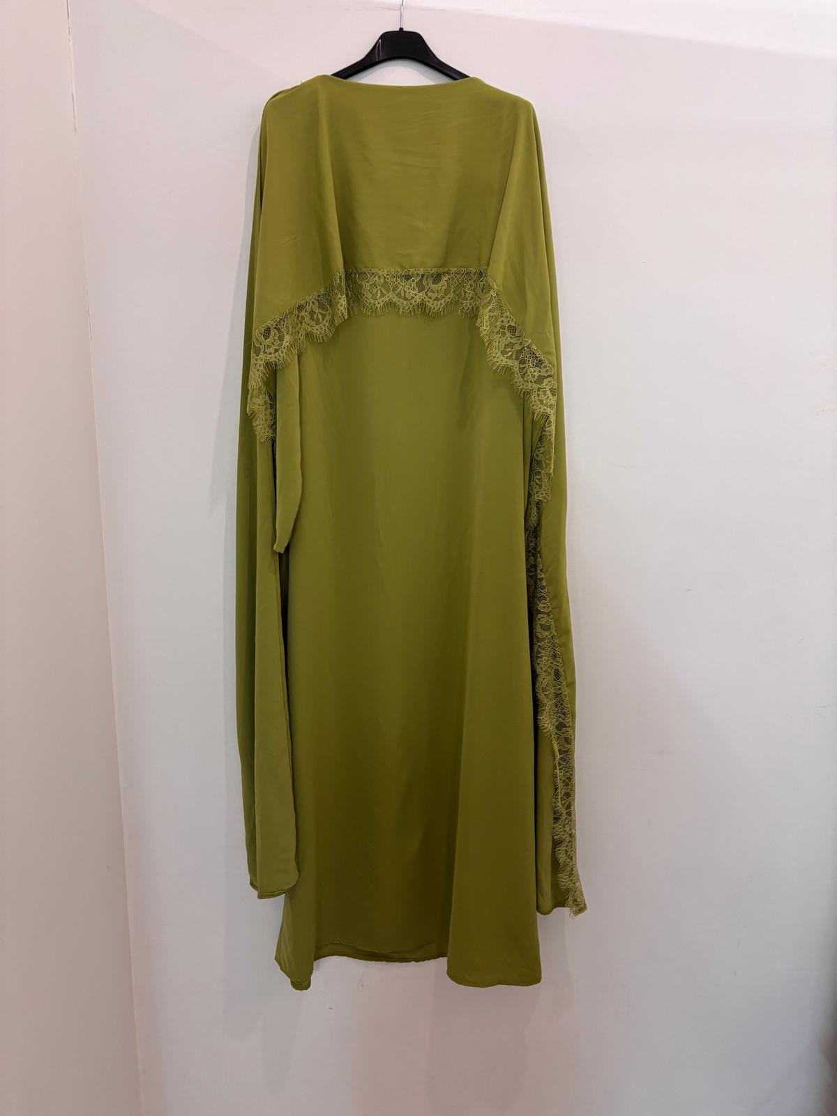 Abaya longue fluide avec délicats détails en dentelle