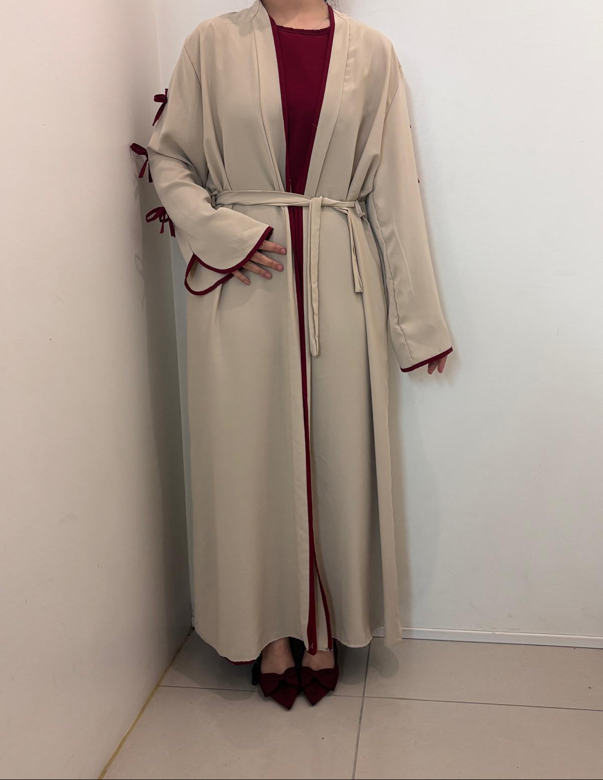Ensemble abaya fluide ceinturée avec finitions et robe assorti