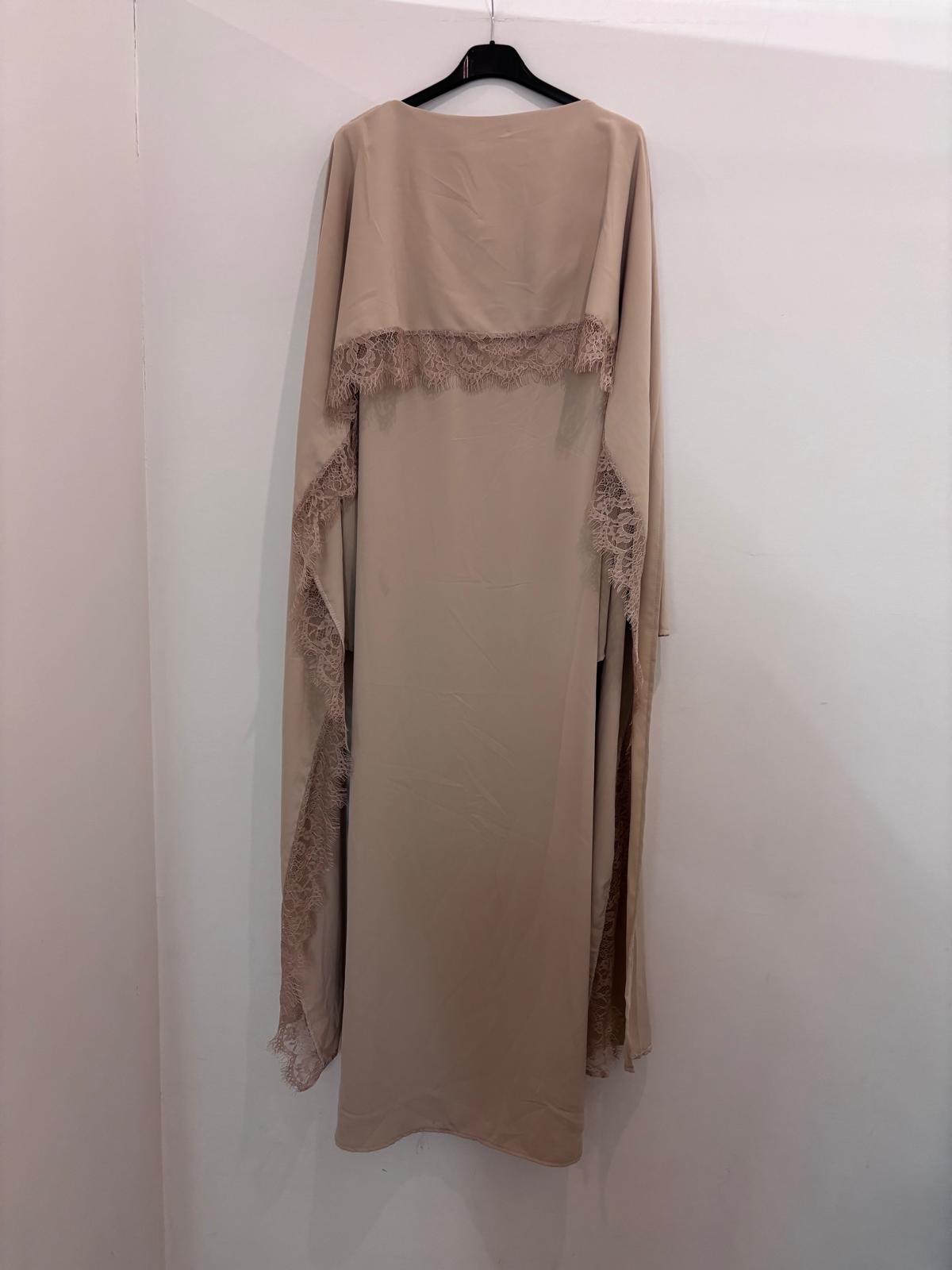 Abaya longue fluide avec délicats détails en dentelle