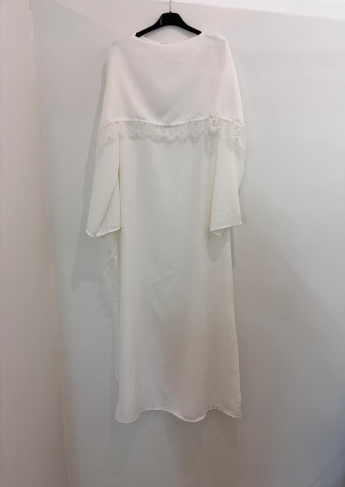 Abaya longue fluide avec délicats détails en dentelle