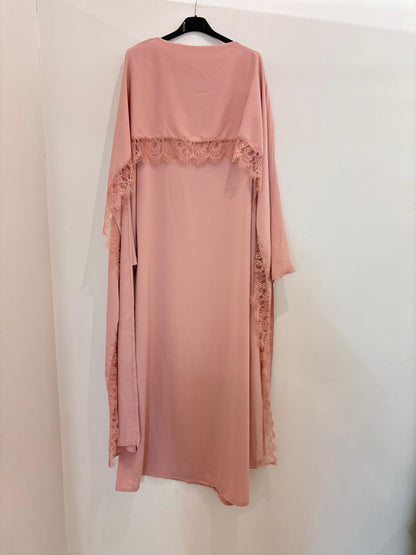 Abaya longue fluide avec délicats détails en dentelle