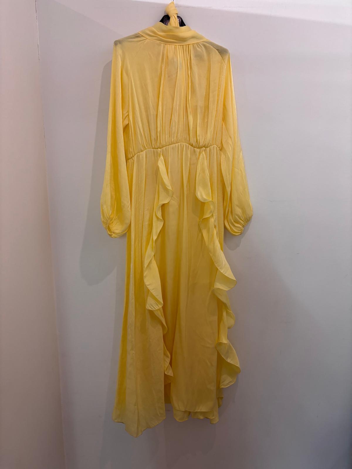 Robe longue fluide au fini satiné ceinturée à la taille avec détails volantés délicats