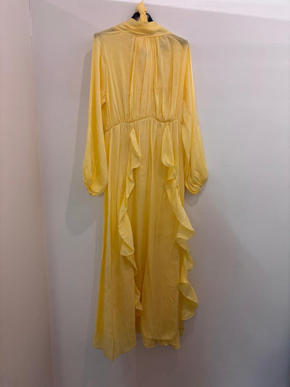 Robe longue fluide au fini satiné ceinturée à la taille avec détails volantés délicats