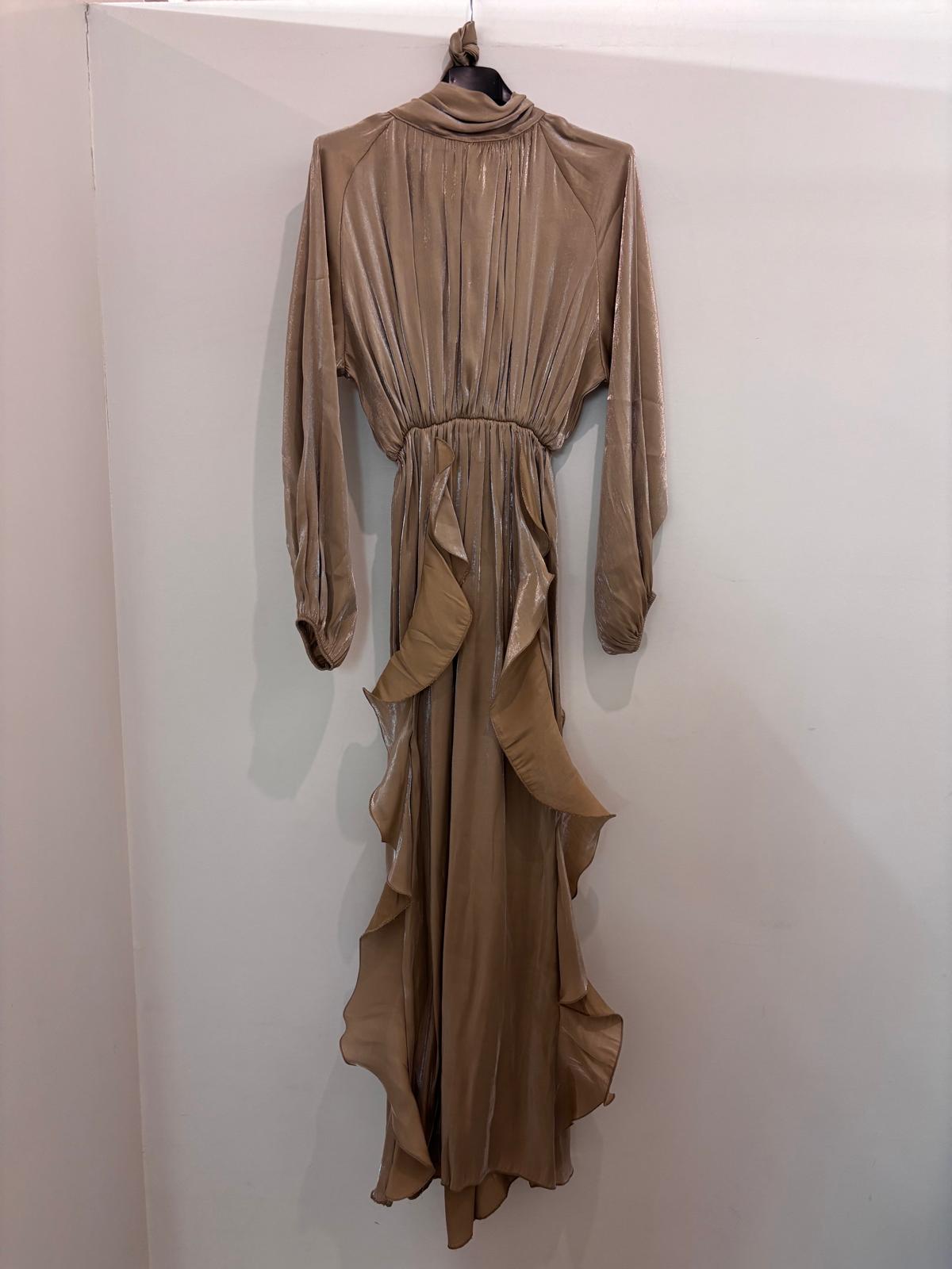Robe longue fluide au fini satiné ceinturée à la taille avec détails volantés délicats