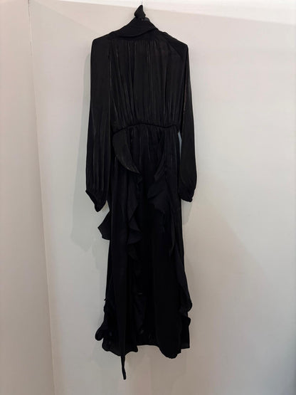Robe longue fluide au fini satiné ceinturée à la taille avec détails volantés délicats