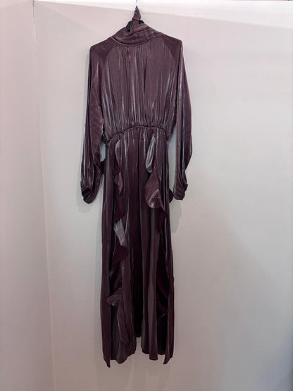 Robe longue fluide au fini satiné ceinturée à la taille avec détails volantés délicats