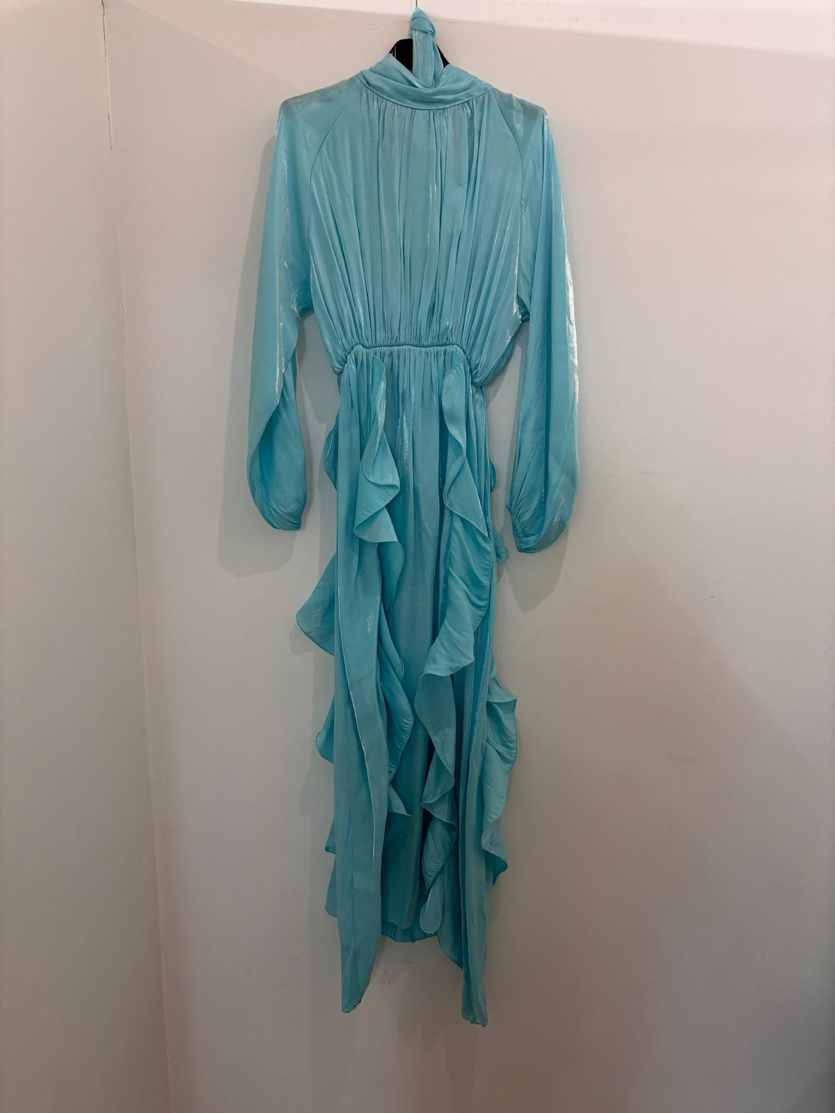Robe longue fluide au fini satiné ceinturée à la taille avec détails volantés délicats