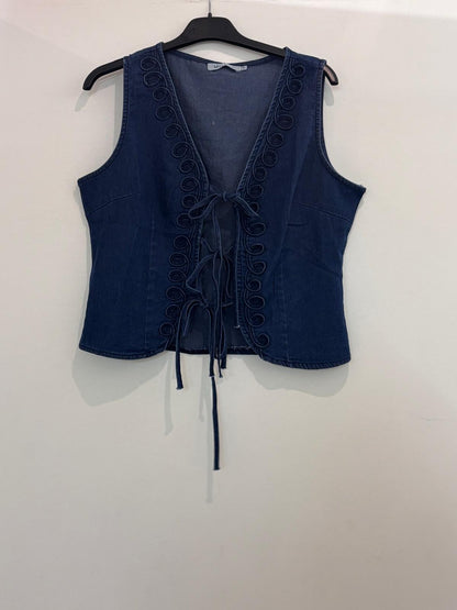 Gilet en jean bleu à nouettes décoratives