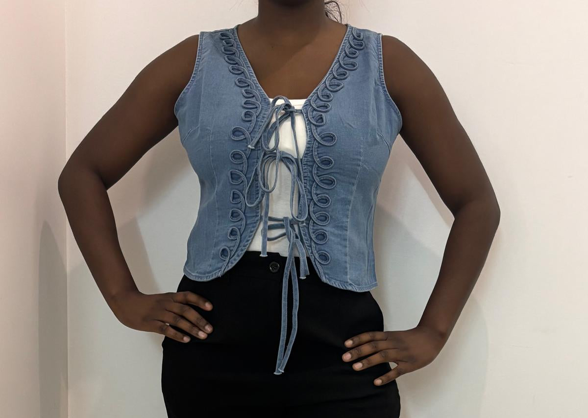 Gilet en jean bleu à nouettes décoratives