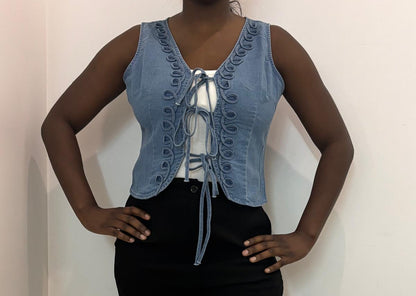 Gilet en jean bleu à nouettes décoratives