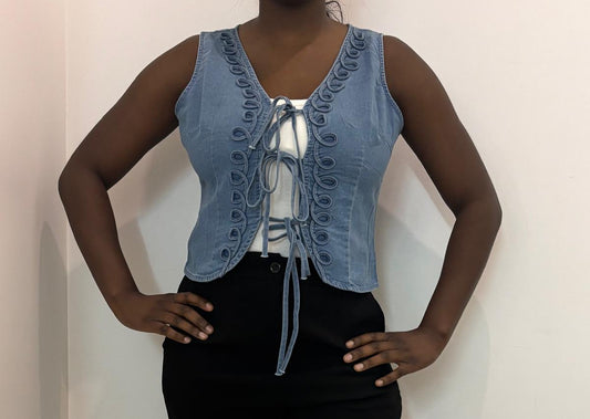 Gilet en jean bleu à nouettes décoratives
