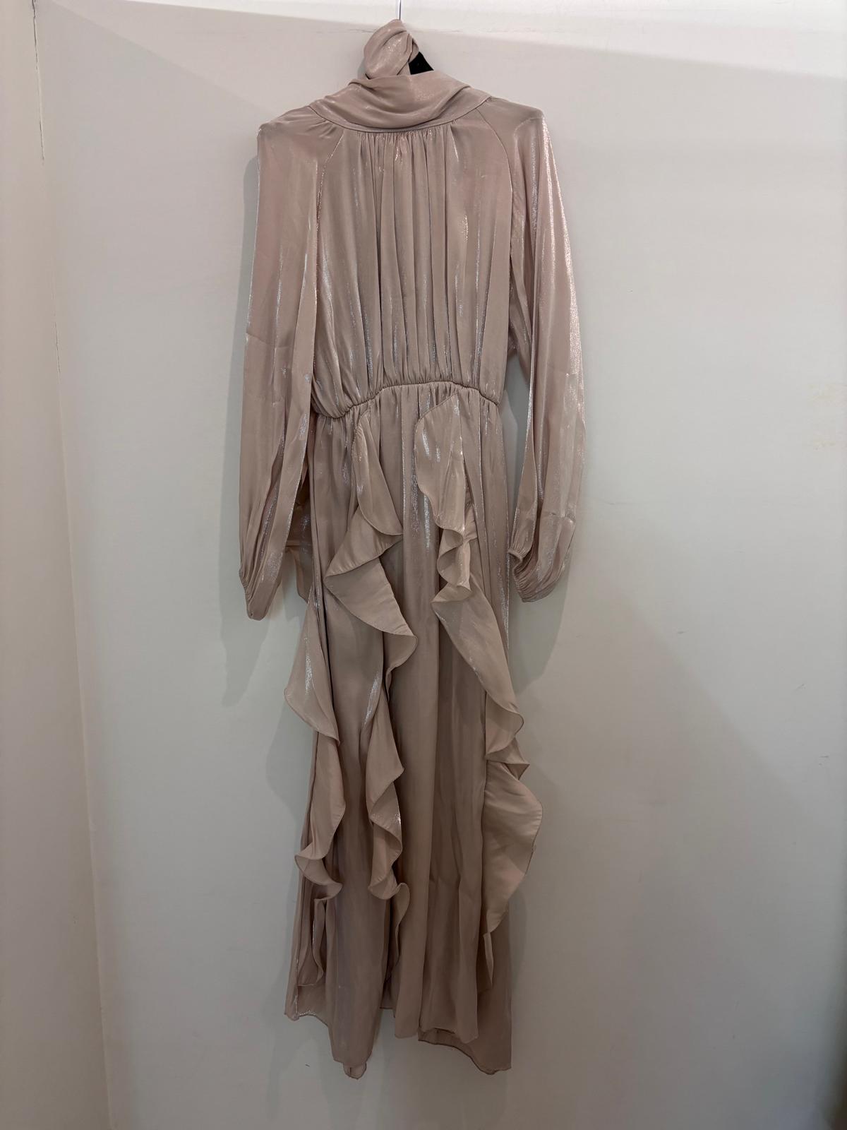 Robe longue fluide au fini satiné ceinturée à la taille avec détails volantés délicats