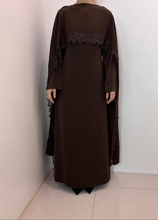 Abaya longue fluide avec délicats détails en dentelle