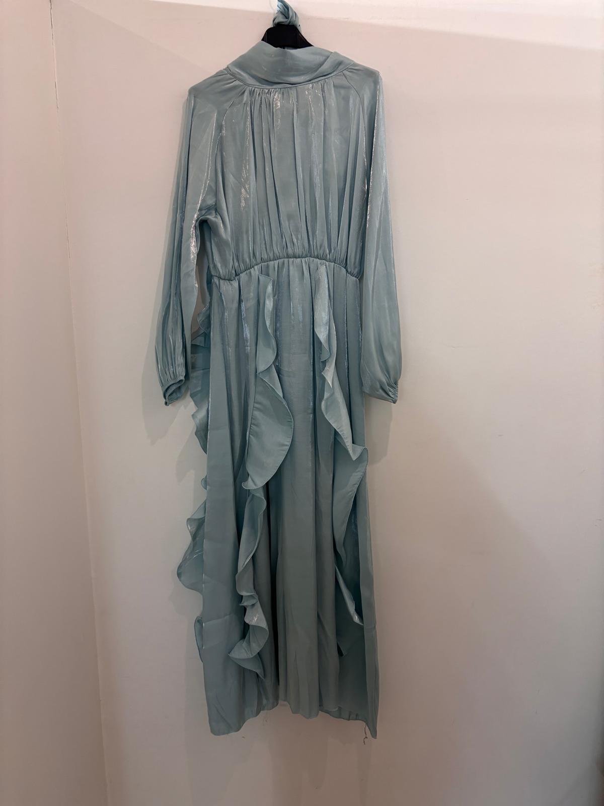 Robe longue fluide au fini satiné ceinturée à la taille avec détails volantés délicats