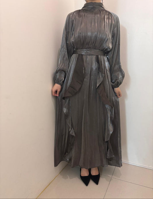Robe longue fluide au fini satiné ceinturée à la taille avec détails volantés délicats