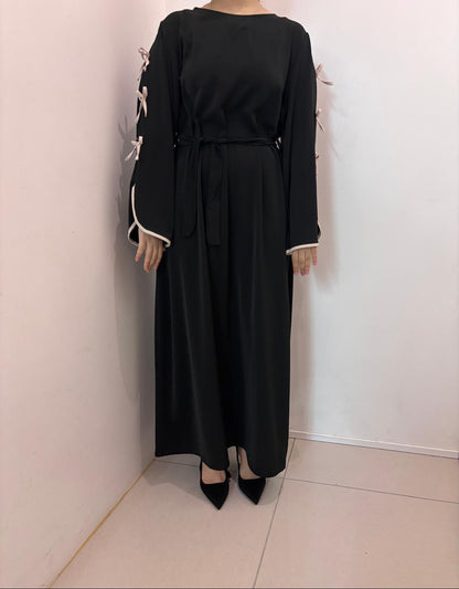 Robe longue ceinturée à manches nouées contrastées