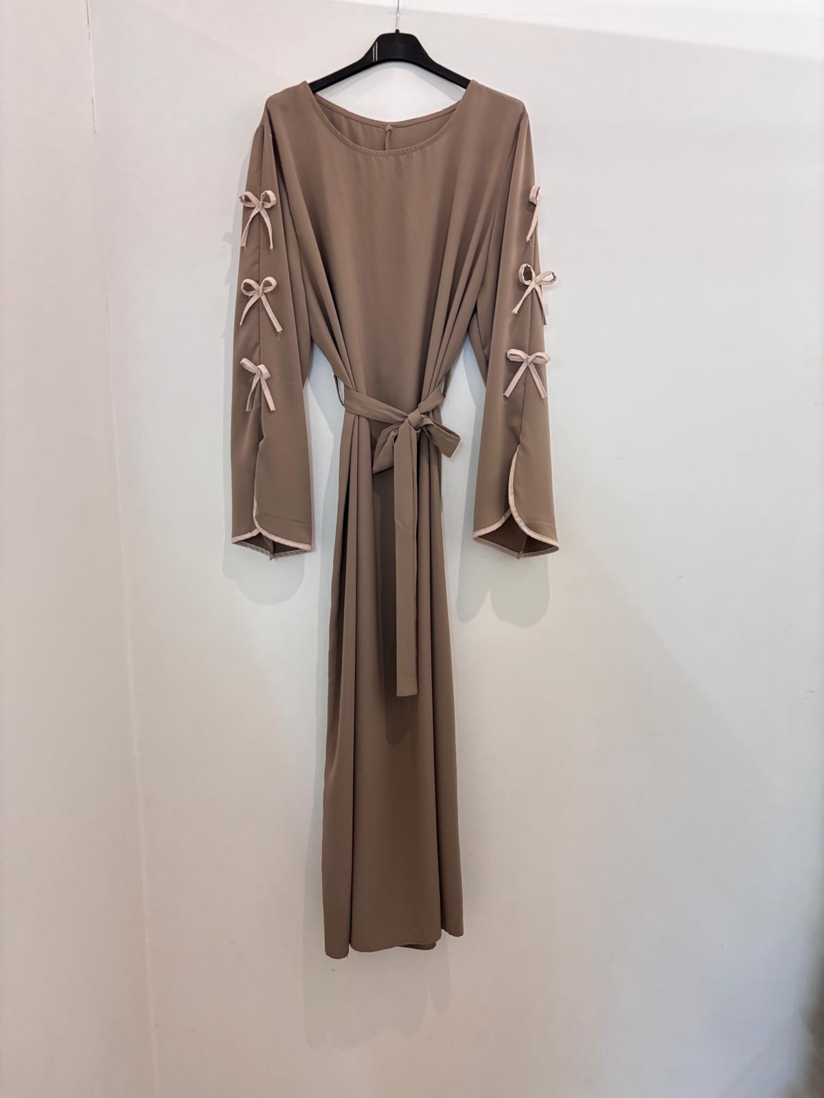 Robe longue ceinturée à manches nouées contrastées