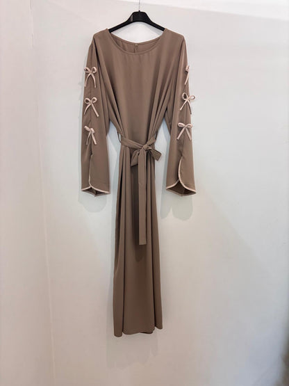 Robe longue ceinturée à manches nouées contrastées