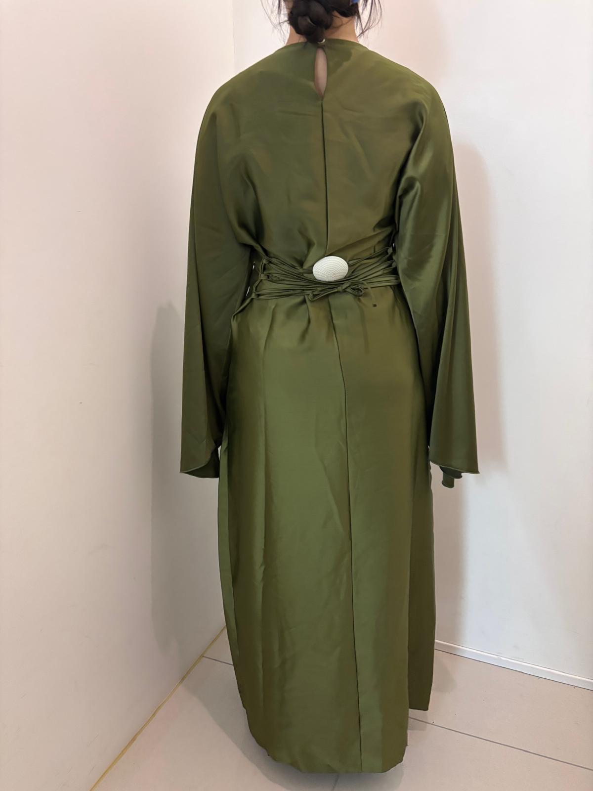 Robe longue satinée à manches fluides