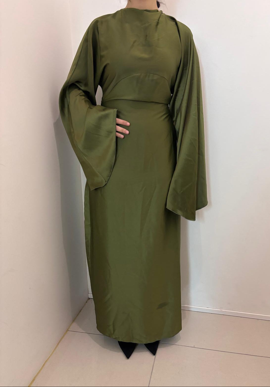 Robe longue satinée à manches fluides