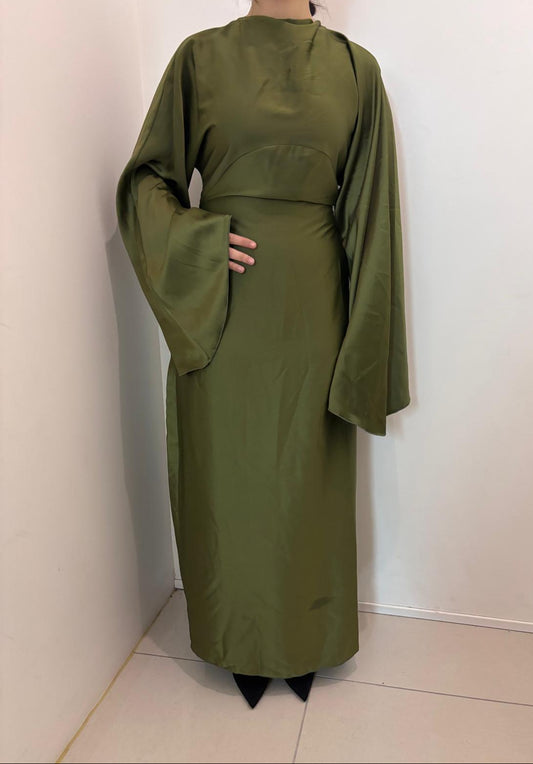 Robe longue satinée à manches fluides