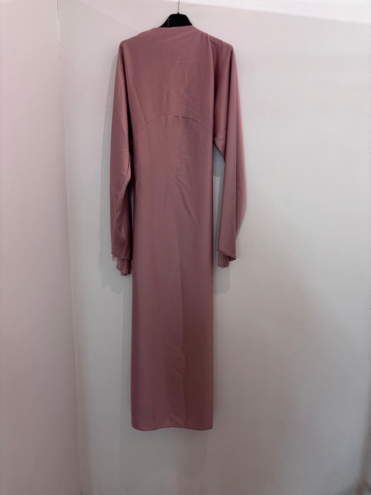 Robe longue satinée à manches fluides