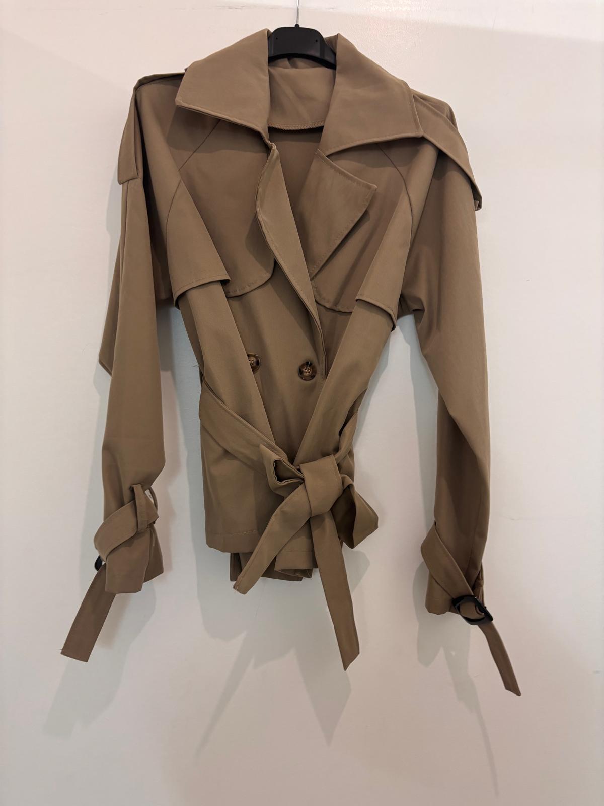 Veste trench courte à ceinture nouée coupe structurée et détails boutons contrastés