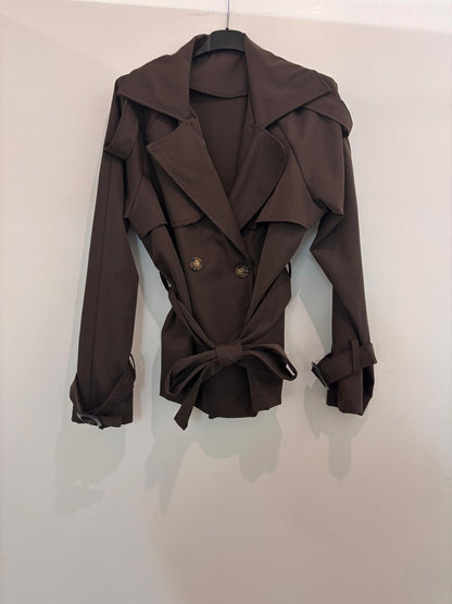 Veste trench courte à ceinture nouée coupe structurée et détails boutons contrastés