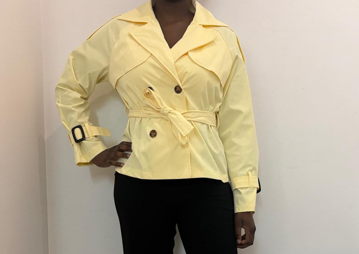 Veste trench courte à ceinture nouée coupe structurée et détails boutons contrastés