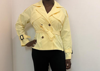 Veste trench courte à ceinture nouée coupe structurée et détails boutons contrastés