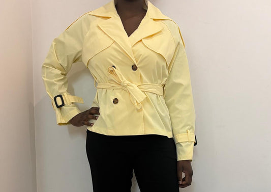Veste trench courte à ceinture nouée coupe structurée et détails boutons contrastés