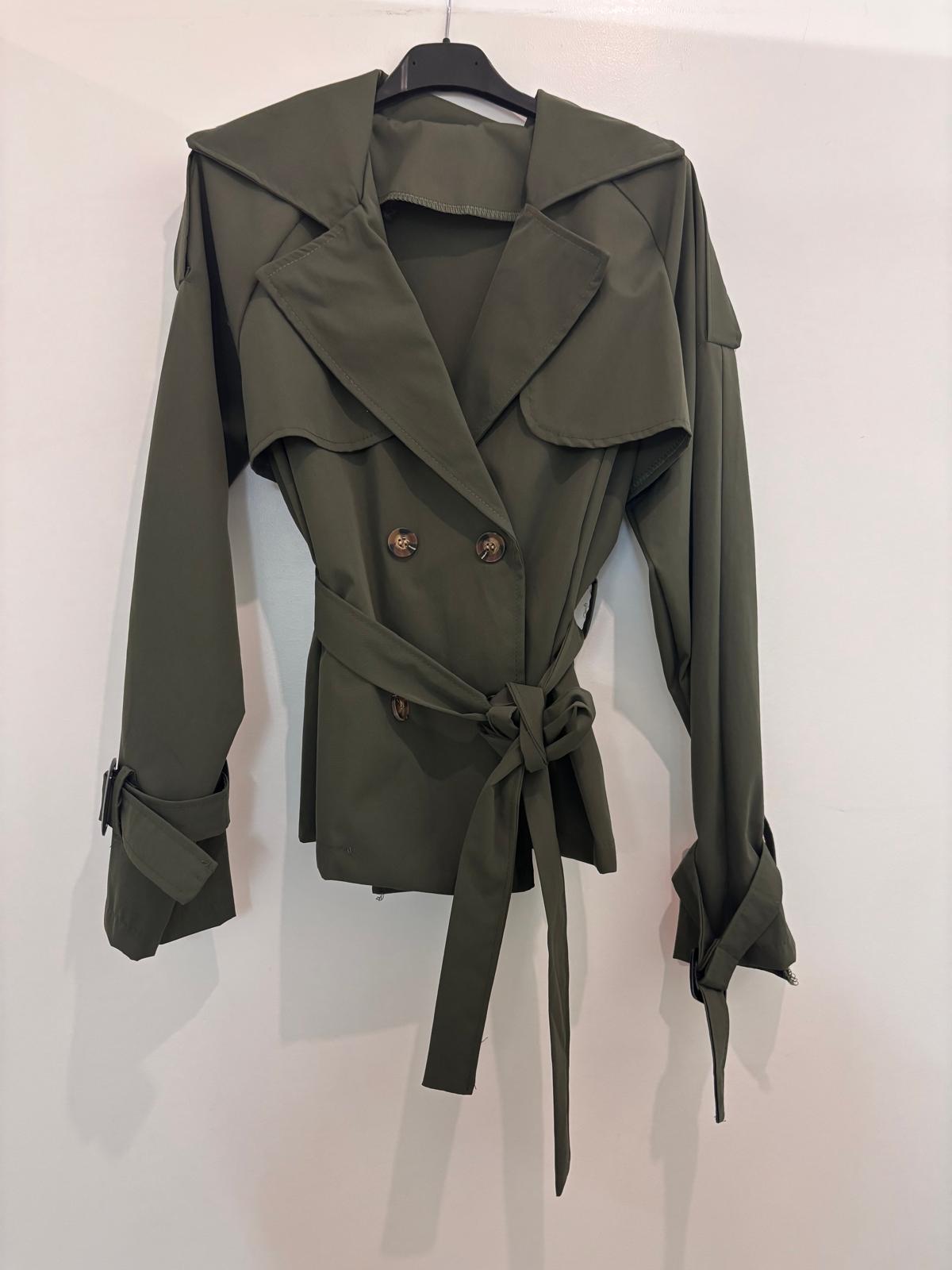Veste trench courte à ceinture nouée coupe structurée et détails boutons contrastés