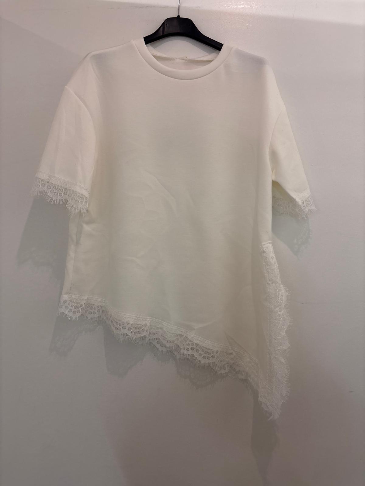 Top à finitions dentelle