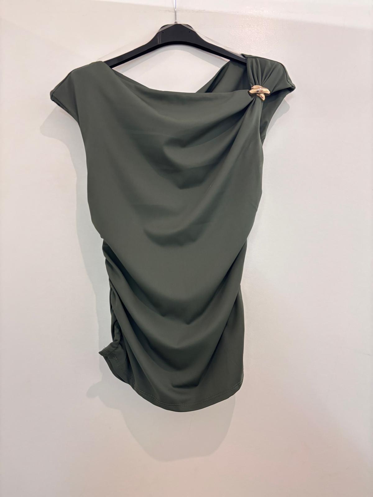 Top drapé asymétrique avec détail bijou