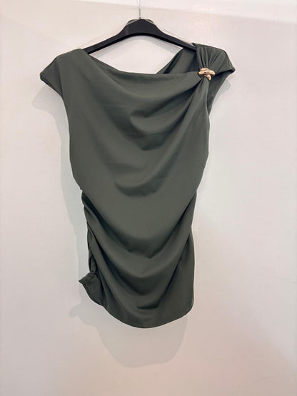 Top drapé asymétrique avec détail bijou