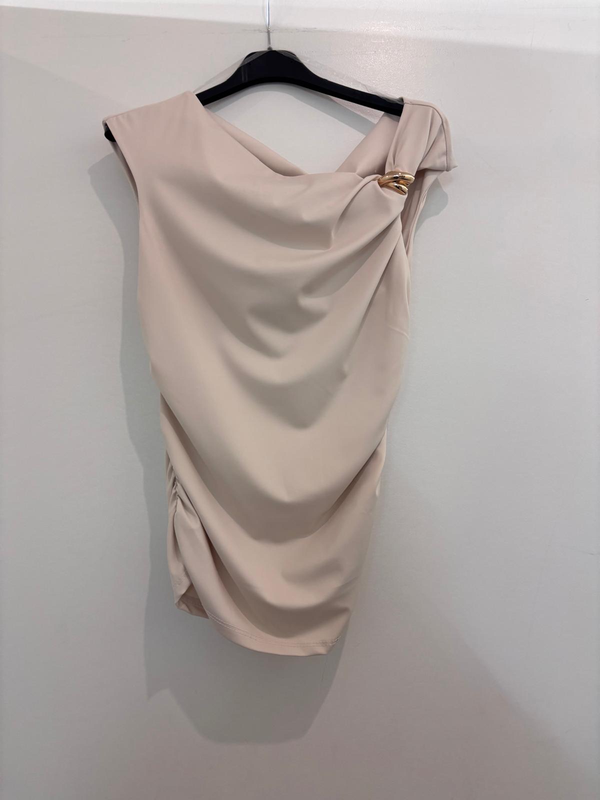 Top drapé asymétrique avec détail bijou