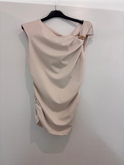 Top drapé asymétrique avec détail bijou