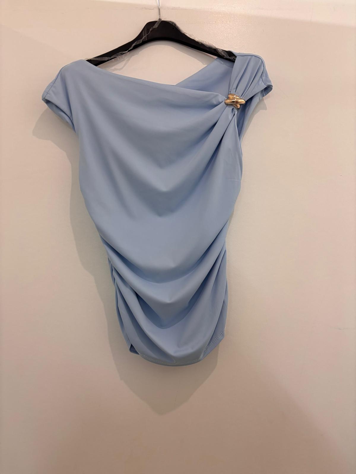 Top drapé asymétrique avec détail bijou