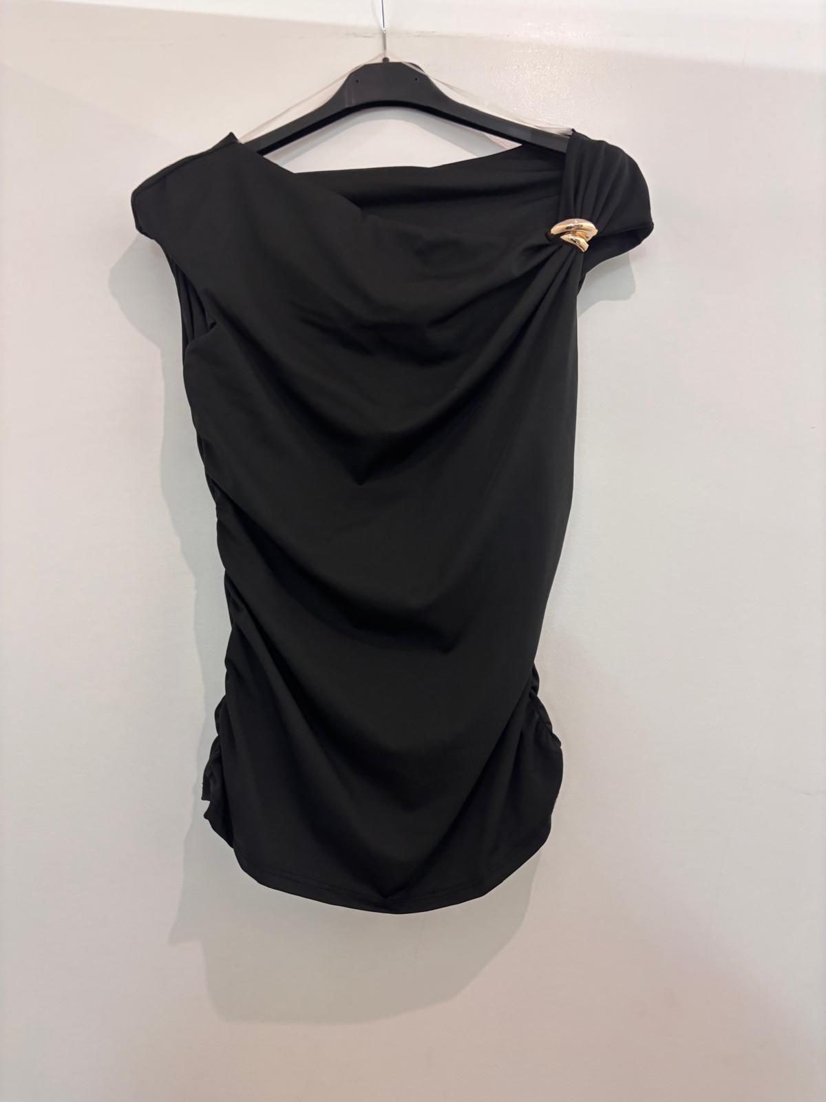 Top drapé asymétrique avec détail bijou