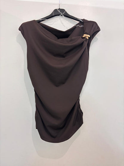 Top drapé asymétrique avec détail bijou