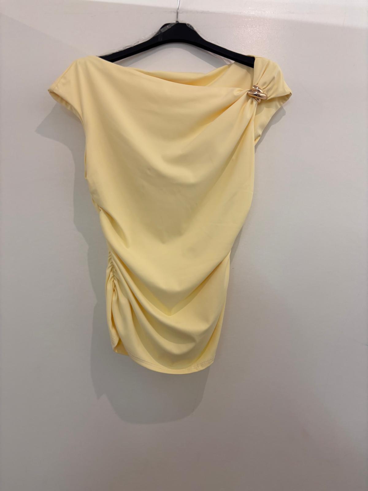 Top drapé asymétrique avec détail bijou