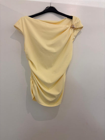 Top drapé asymétrique avec détail bijou