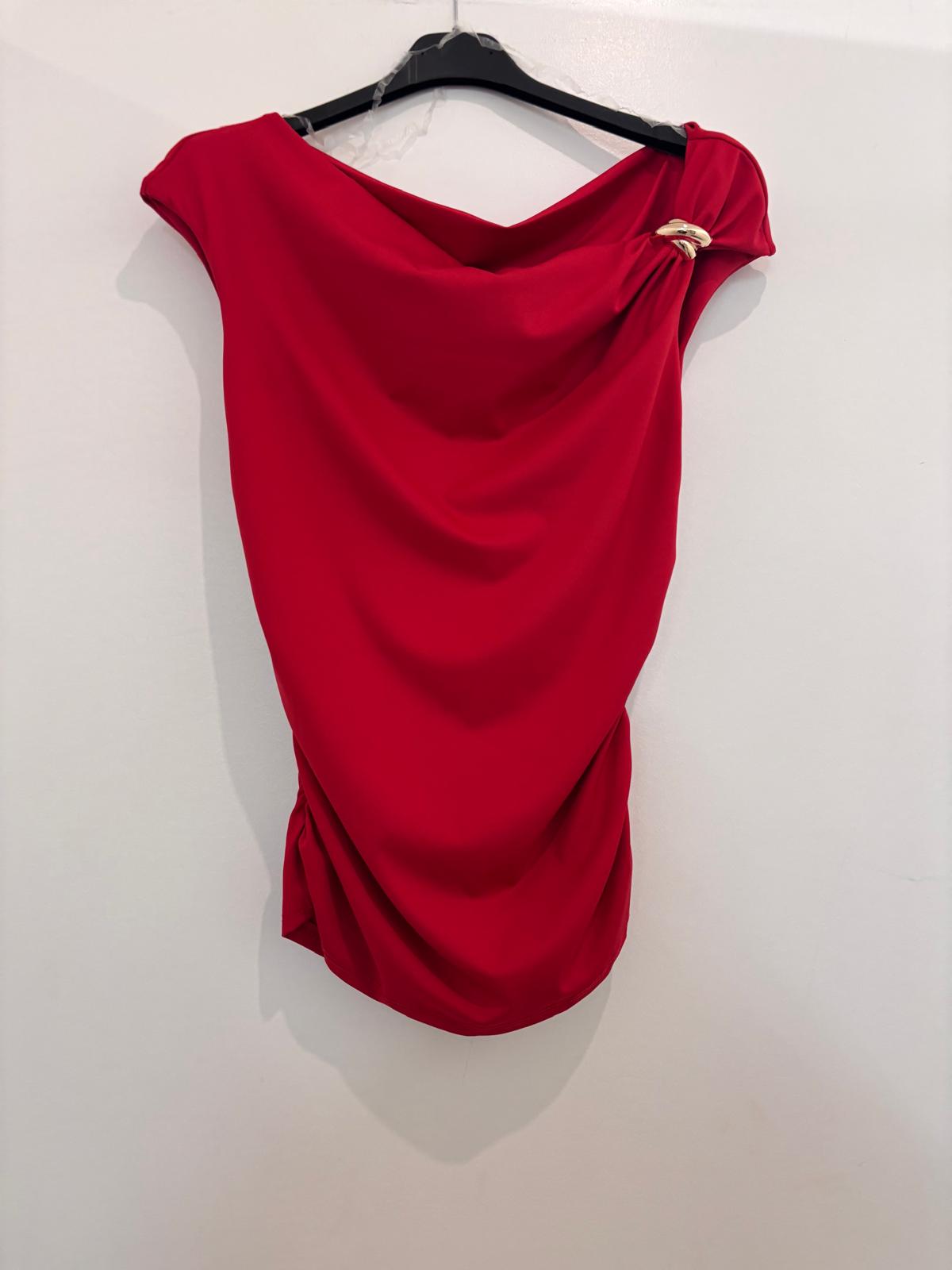 Top drapé asymétrique avec détail bijou