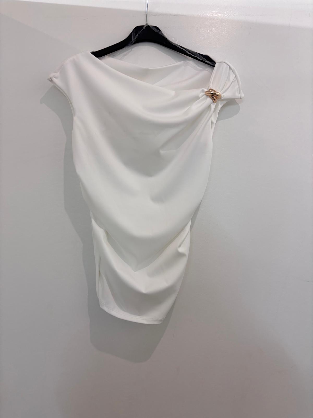 Top drapé asymétrique avec détail bijou