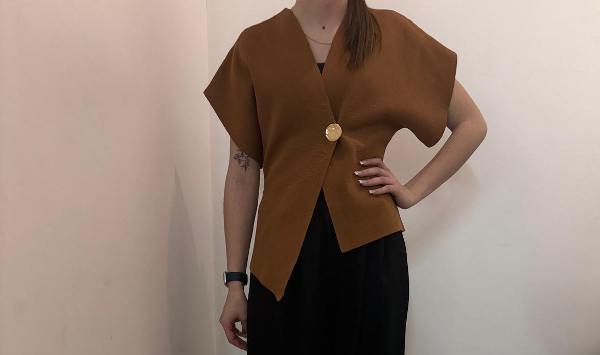 Haut à manches larges avec bouton doré