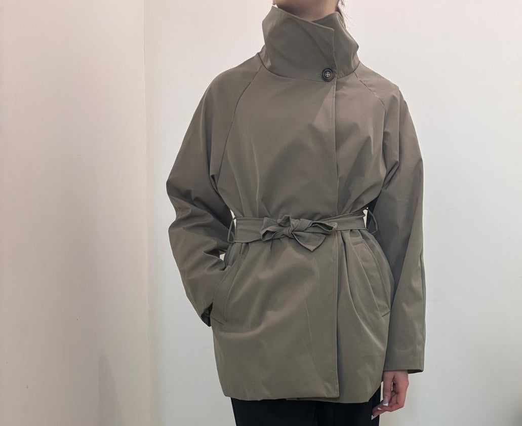 Veste mi-saison à col montant et ceinture nouée