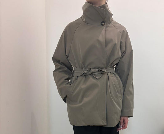Veste mi-saison à col montant et ceinture nouée