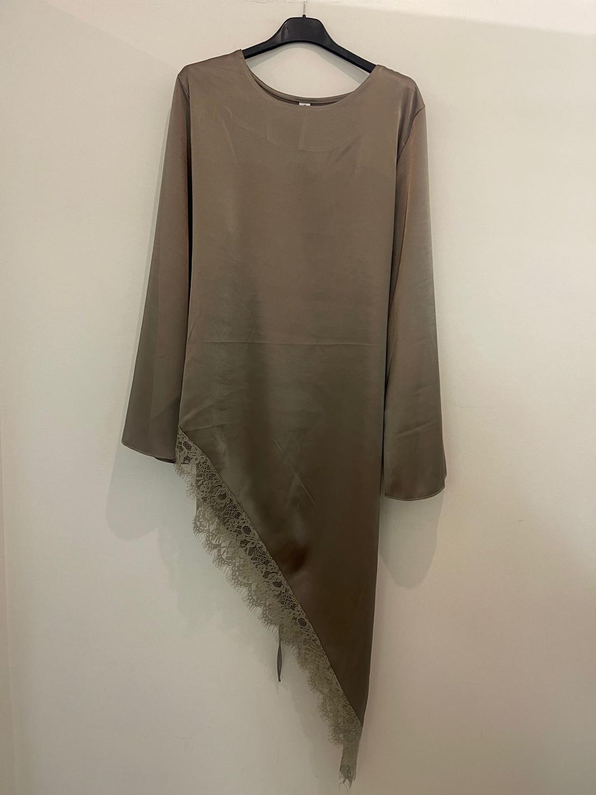 Tunique asymétrique avec finition dentelle